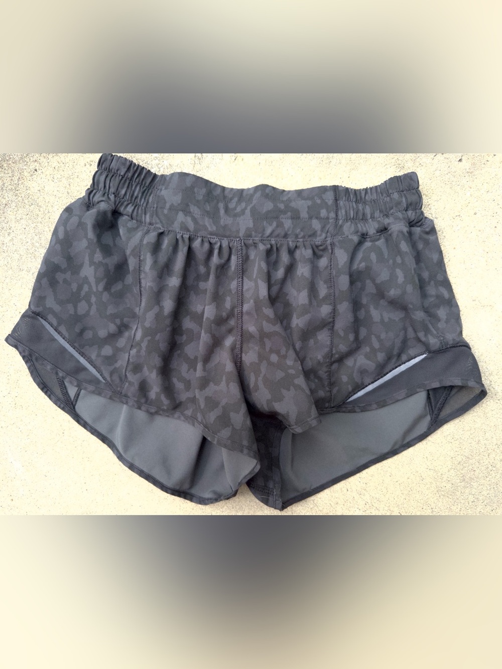 Lululemon Hotty Hot High-Rise Lined Short 2.5" Light Blue, Size 6, Fits Size 4